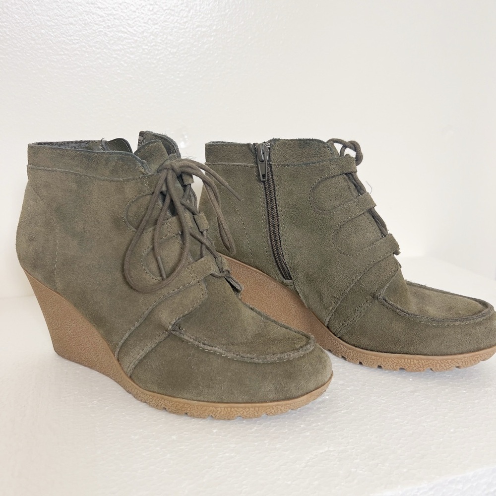 Nine West Wedge side zip ankle boots Suede Army green rubber sole size 7.5